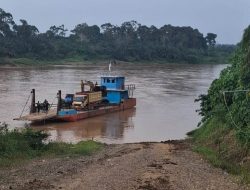 Kodim 0416/Bute Berserta Angota Menyeberagi Sungai  Mengguna kan ponton Menuju Pekerjaan Di Desa Malako Intan”