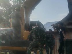 TMMD Ke-123 Kodim 0416/Bute Serda Hamdan Membantu Operator Alat Berat Mengisi  BBM,