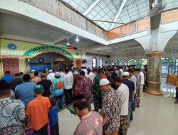 TMMD Kodim 0416/Bute Melaksanakan Ibadah Salat Jumat Bersama Warga Di Masjid Babussalam Desa Teluk Kuali”