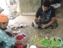 Satgas TMMD Menyempatkan Diri Untuk Membantu Memasak Di Rumah Orang tua Asuh