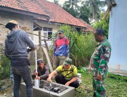 TMMD Ke-123 Kodim 0416/Bute, Angota Satgas TMMD Melakukan Pemasangan Instalasi Pipa Sumur Bor