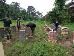 TMMD Ke-123, Letkol Inf Arief Widyanto, S.E., M.Han,Bersama Tim Memasang Tulang Lantai Kandang Kambing 