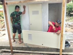 Satgas TMMD Kodim 0416/Bute Memasang Pintu MCK