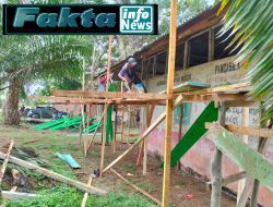 Warga Bersama Anggota Satgas TMMD Ke-123 Kodim 0416/Bute Memasang Plafond Madrasah