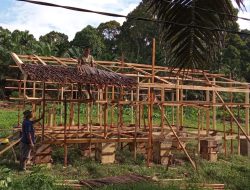 TMMD Ke-123 Kodim 0416/Bute”Memasang Atap Rumbia Untuk Kandang Kambing ,