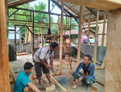 Angota Satgas TMMD,123 Kodim 0416/Bute”Menyiapkan Kayu Untuk Pasang  Dinding rumah  RTLH.Punya Hendri