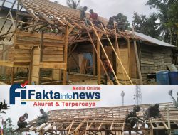 Personel Satgas TMMD Ke-129 Bersama Warga Setempat Bergotong Royong Memasang Rangka Atap (RTLH)