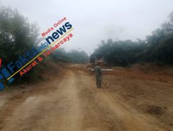 Personel Satgas TMMD Dan Operator Alat Berat Terus Melaksanakan Bikin Badan Jalan, Serta Penimbunan Pada Titik Yang Rendah”
