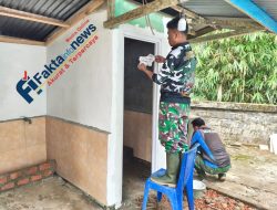 Anggota Satgas TMMD, Mengerjakan Plamir Dinding MCK Secara Bertahap Agar Hasilnya Rata Dan Rapi. 