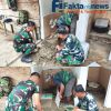 Satgas TMMD Ke-129 Kodim 0416/Bute Rampungkan Pemasangan Keramik Tempat Wudhu dan MCK Langgar Nurul Fajri