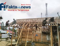 Personel Satgas TMMD Ke-129 Bersama Warga Gotong Royong Memasang Rangka Atap Rumah Maskur